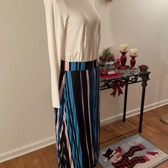 Boutique pleated skirt - Picture 4 of 4